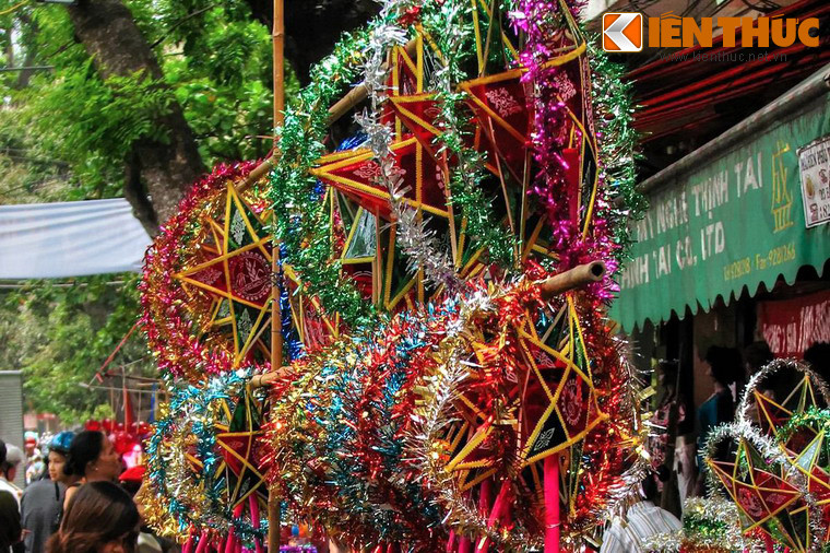 Để kỷ niệm cho nỗi buồn lớn nhất của cuộc đời, vua cho tổ chức lễ hội vào đêm Trung thu. Những người dự hội đeo một vật giống như ông Bụt tặng chàng trai thuở trước, tay cầm những chiếc đèn để soi sáng xung quanh.