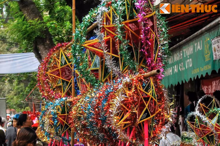 Để kỷ niệm cho nỗi buồn lớn nhất của cuộc đời, vua cho tổ chức lễ hội vào đêm Trung thu. Những người dự hội đeo một vật giống như ông Bụt tặng chàng trai thuở trước, tay cầm những chiếc đèn để soi sáng xung quanh.