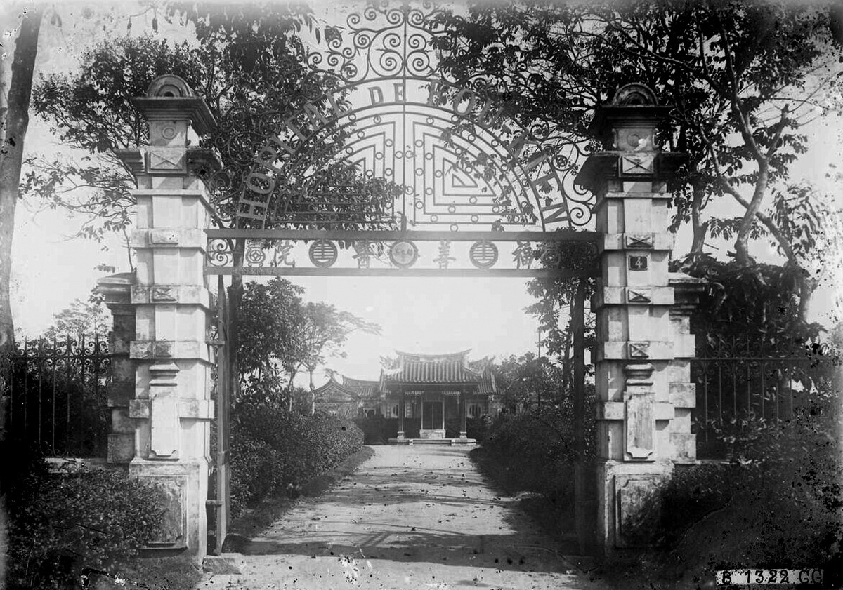 Nằm ở quận 5, TP HCM, bệnh viện Nguyễn Trãi có tiền thân là bệnh viện mang tên Phước Kiến y viện của người Hoa gốc Phúc Kiến, được thành lập năm 1909. Trong khuôn viên bệnh viện thời kỳ đầu có một công trình kiến trúc độc đáo là Phước Thiện Nghĩa Từ. Ảnh tư liệu.