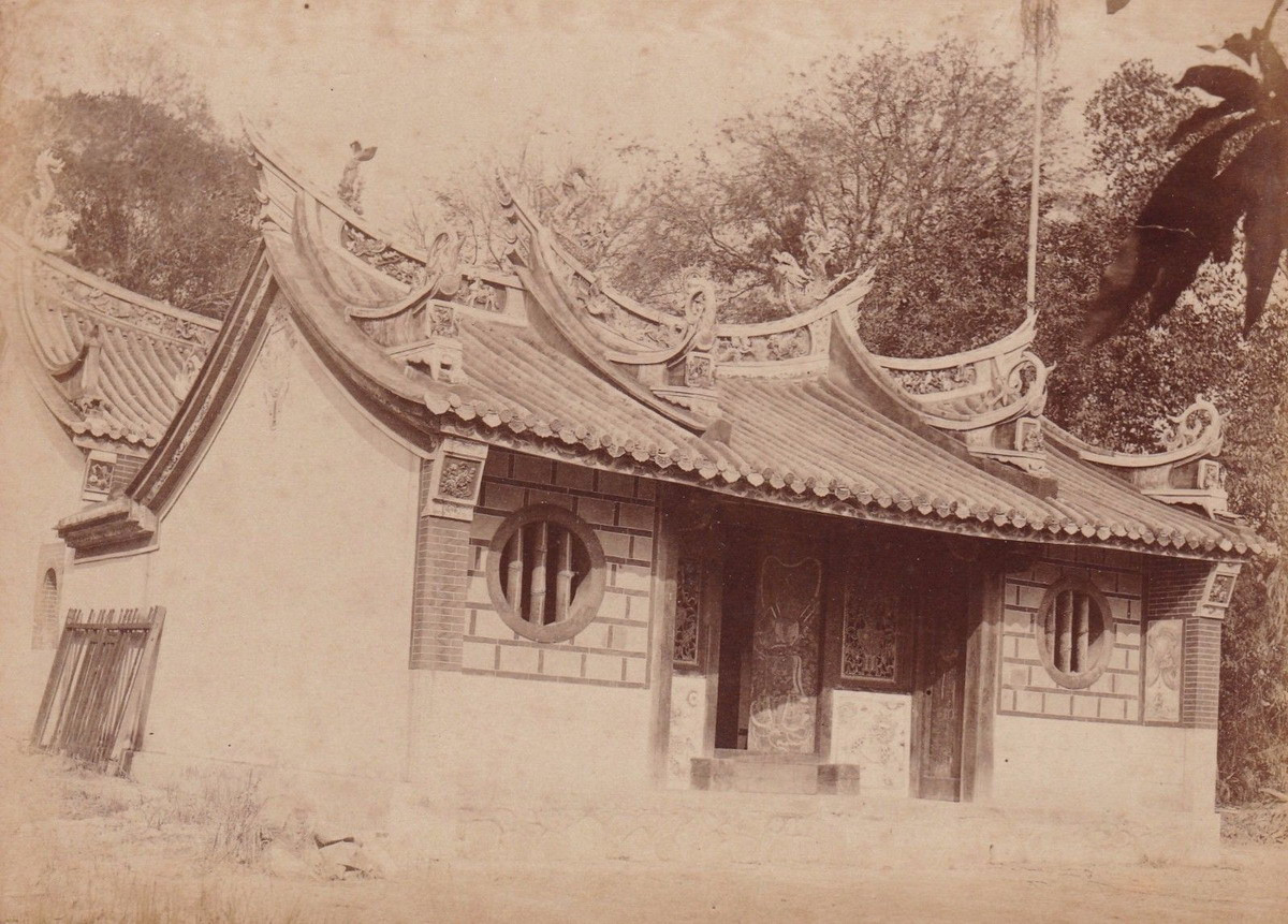 Tại Phước Kiến Nghĩa Từ, theo định kỳ, các bác sĩ, y sĩ đến khám bệnh, hốt thuốc, sắc thuốc miễn phí, phát chẩn quần áo, vật dụng cho người nghèo. Ảnh tư liệu.