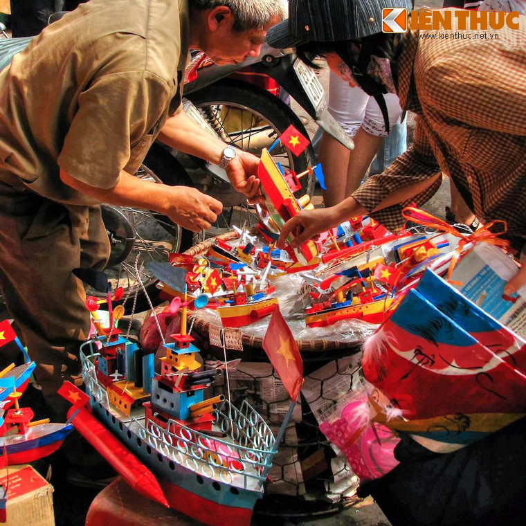 Đến thập niên 1990, khi đồ chơi cho trẻ em trở nên phong phú hơn, các món đồ chơi chạy pin hấp dẫn trẻ bằng màu sắc, âm thanh khiến đồ chơi bằng sắt thủ công của làng Khương Hạ dần vắng bóng trên phố phường Hà Nội.