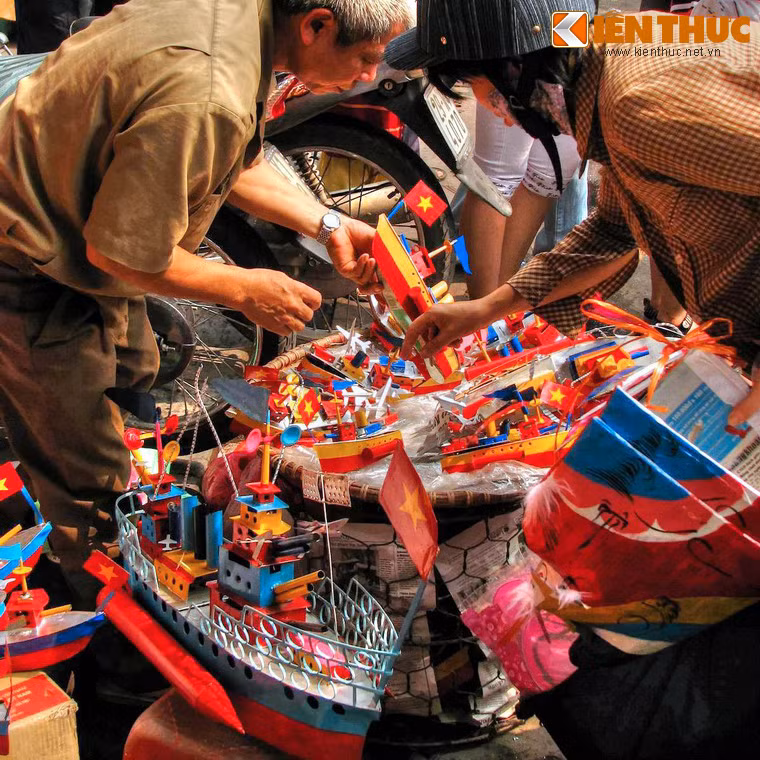 Đến thập niên 1990, khi đồ chơi cho trẻ em trở nên phong phú hơn, các món đồ chơi chạy pin hấp dẫn trẻ bằng màu sắc, âm thanh khiến đồ chơi bằng sắt thủ công của làng Khương Hạ dần vắng bóng trên phố phường Hà Nội.