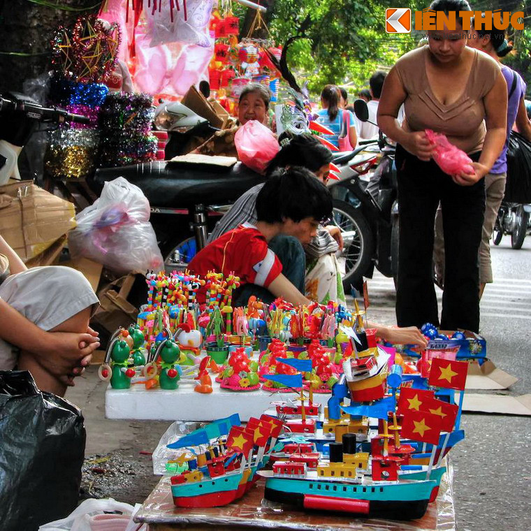 Theo ghi nhận, trong một vài năm gần đây, tàu thủy sắt gần như không còn xuất hiện ở phố Hàng Mã vào dịp Tết Trung thu. Sẽ là một điều rất đáng tiếc nếu những hình ảnh thân thuộc này không còn quay trở lại với người Hà Nội...