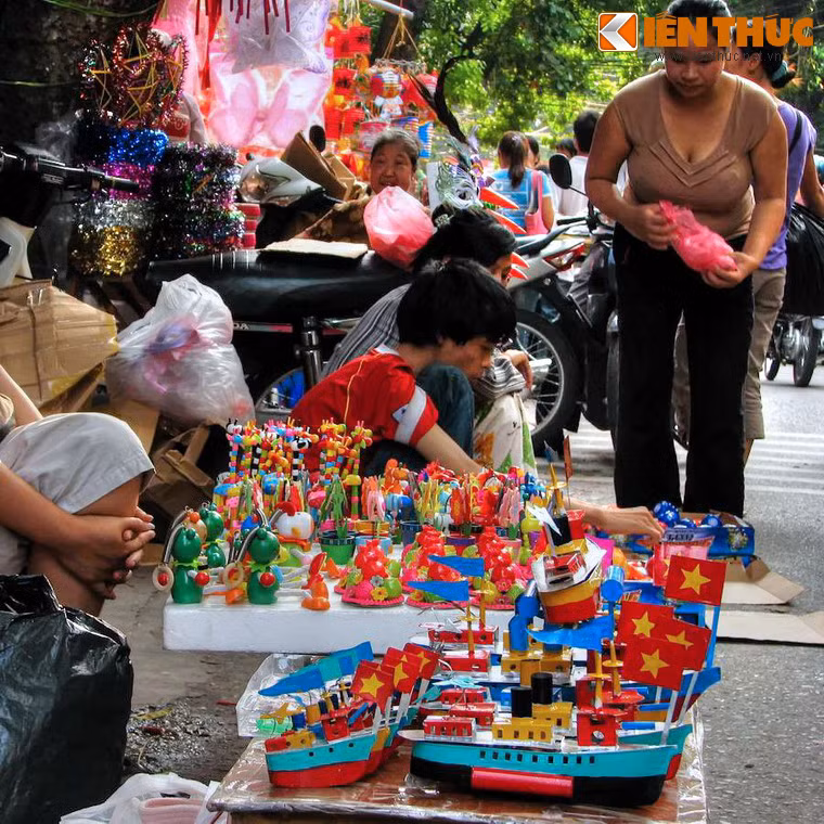 Theo ghi nhận, trong một vài năm gần đây, tàu thủy sắt gần như không còn xuất hiện ở phố Hàng Mã vào dịp Tết Trung thu. Sẽ là một điều rất đáng tiếc nếu những hình ảnh thân thuộc này không còn quay trở lại với người Hà Nội...