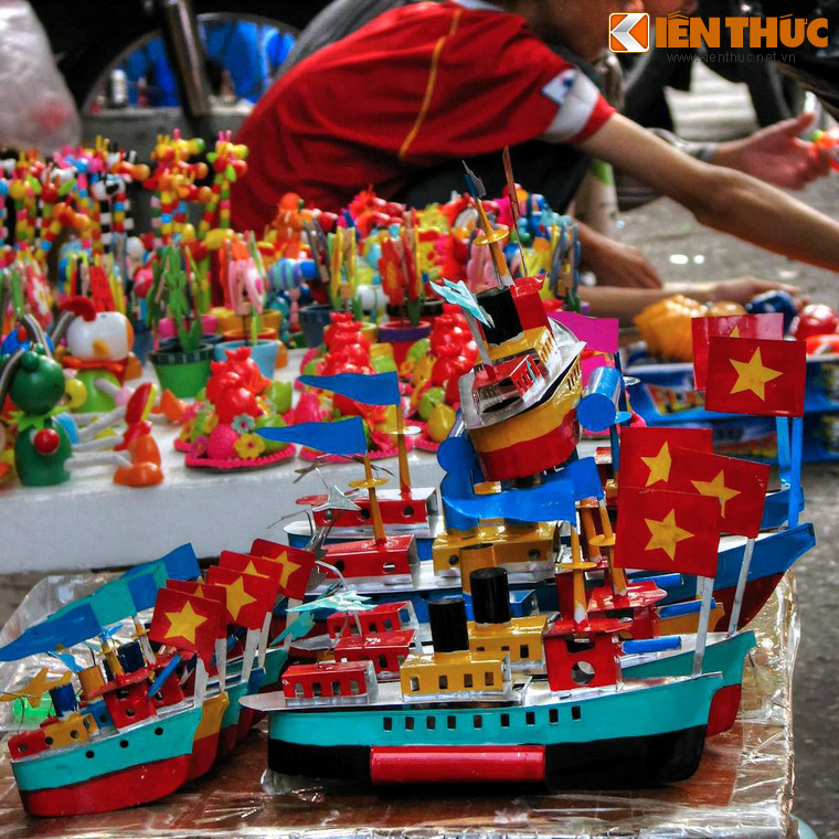 Món đồ chơi này làm bằng thiếc (lấy từ các loại vỏ hộp cũ) sơn màu rực rỡ, có nhiều kích cỡ khác nhau, thường được bán ở các phố Hàng Thiếc, Hãng Mã, Lương Văn Can vào trước Tết Trung thu.