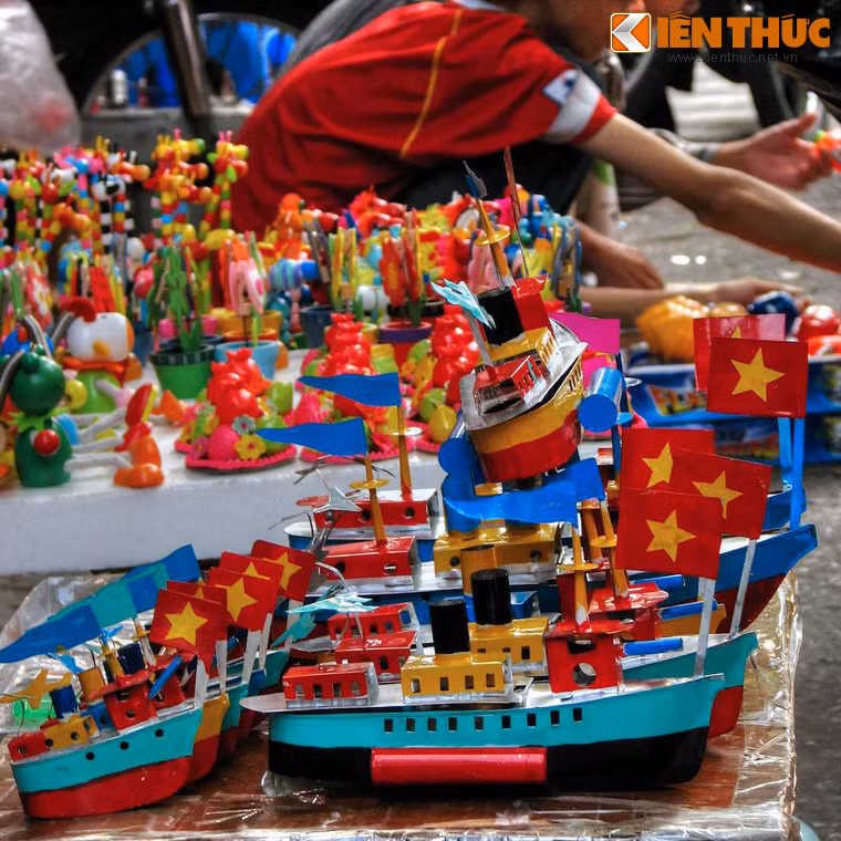 Món đồ chơi này làm bằng thiếc (lấy từ các loại vỏ hộp cũ) sơn màu rực rỡ, có nhiều kích cỡ khác nhau, thường được bán ở các phố Hàng Thiếc, Hãng Mã, Lương Văn Can vào trước Tết Trung thu.