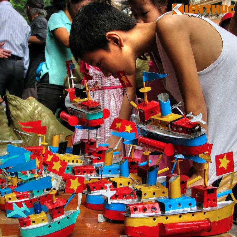 Vừa chơi tàu thủy sắt, trẻ em còn vừa có thể rút ra nhiều bài học khoa học lý thú, nhất là các lý thuyết cơ bản về nhiệt học, chuyển động.