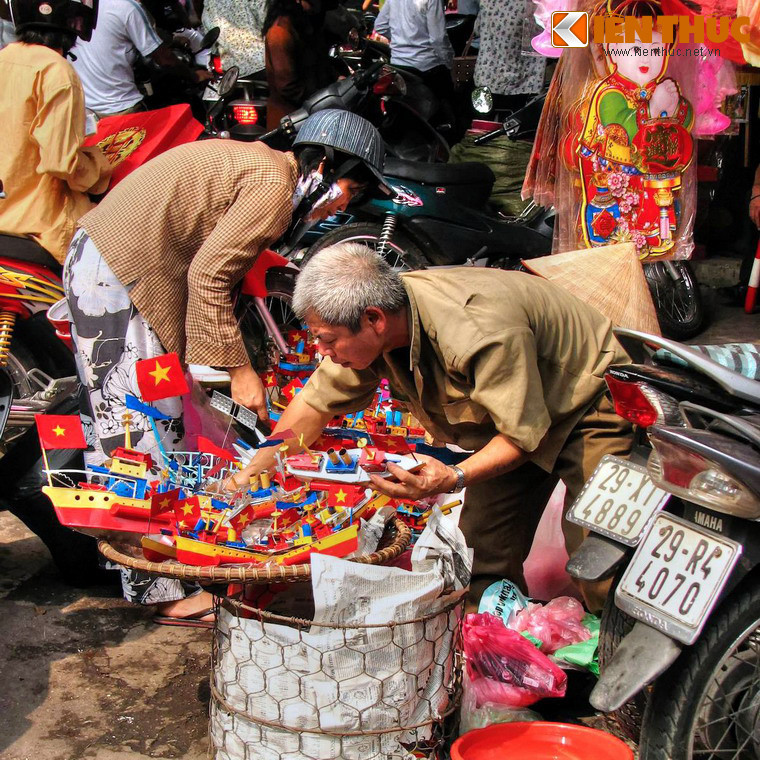 Những hình ảnh trong bài này được chụp ở phố Hàng Mã vào năm 2008, cách đây tròn 10 năm. Khi đó làng Khương Hạ chỉ còn một gia đình làm tàu thủy sắt. Đây cũng là sản phẩm duy nhất của làng Khương Hạ còn có mặt trên thị trường thời điểm đó.