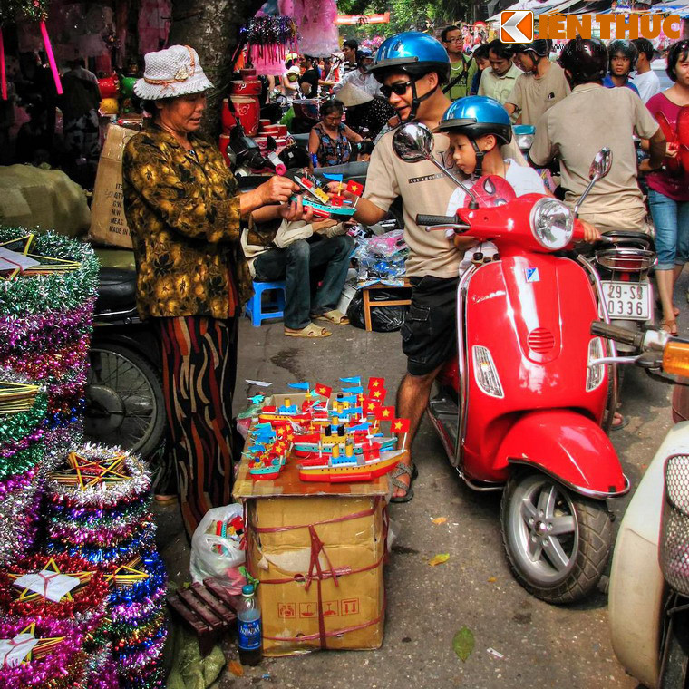 Trong quá khứ, nghề làm tàu thủy và các đồ chơi bằng sắt vốn là nghề truyền thống ở làng Khương Hạ, Thanh Xuân, Hà Nội. Trong thời kỳ hoàng kim, các sản phẩm đồ chơi của làng Khương Hạ rất phong phú, và tàu thủy sắt chỉ là một phần trong đó.