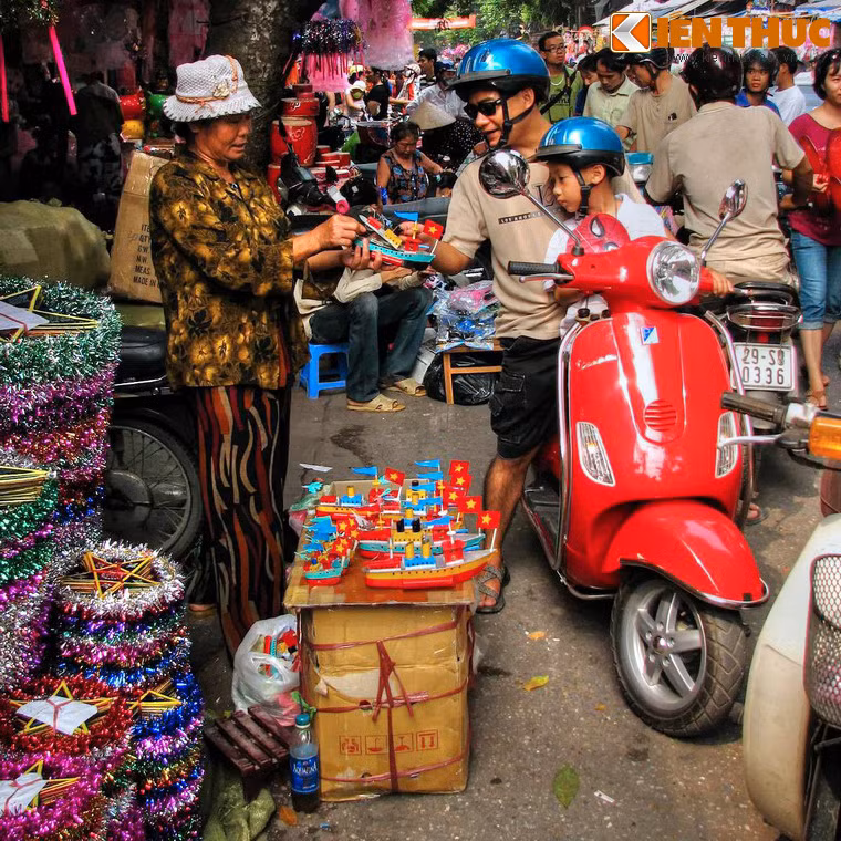 Trong quá khứ, nghề làm tàu thủy và các đồ chơi bằng sắt vốn là nghề truyền thống ở làng Khương Hạ, Thanh Xuân, Hà Nội. Trong thời kỳ hoàng kim, các sản phẩm đồ chơi của làng Khương Hạ rất phong phú, và tàu thủy sắt chỉ là một phần trong đó.