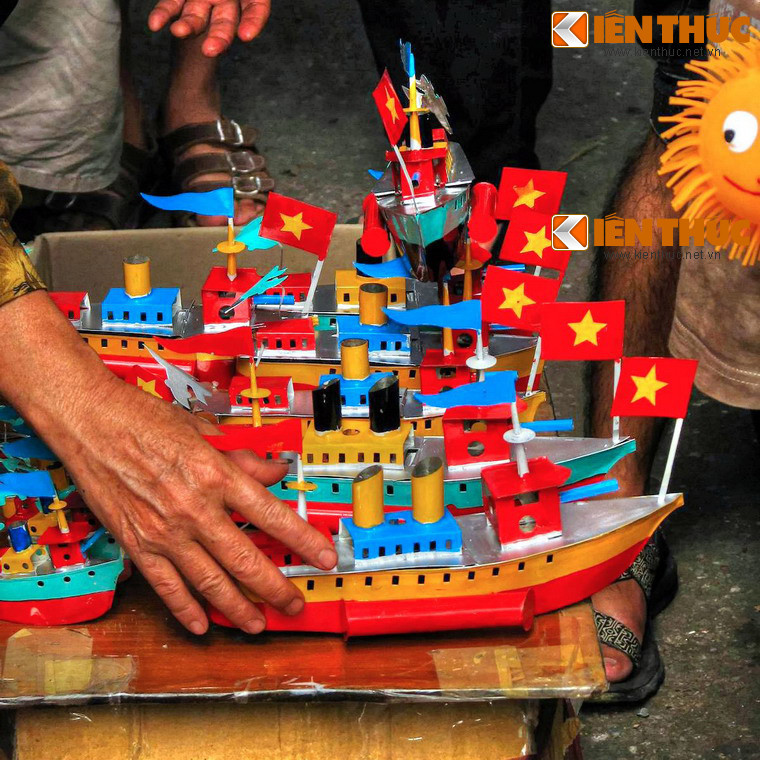 Để tàu chạy, đầu tiên phải đổ đầy nước vào hai đầu ống dẫn ở đáy tàu. Sau đó đốt bình dầu, đặt dưới nồi hơi và đưa tàu xuống nước. Sau khi đốt khoảng 30 giây, tàu bắt đầu chạy.