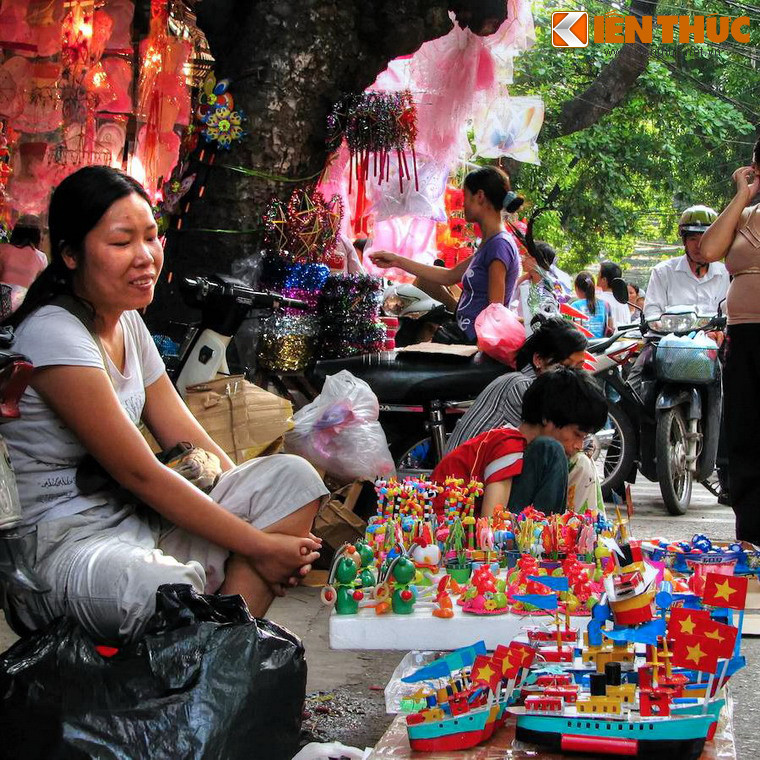 Trong suốt thời bao cấp cho đến đầu những năm 1990, tàu thủy sắt là món đồ chơi Trung thu rất "hot", gắn liền với ký ức về Tết Trung thu của nhiều thế hệ trẻ em Hà Nội.