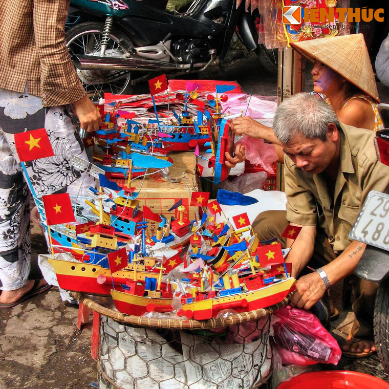 Điều lý thú nhất của tàu thủy sắt là chúng không chỉ để bày mà còn có thể di chuyển trên mặt nước và và phát ra tiếng kêu như động cơ tàu thủy thật.