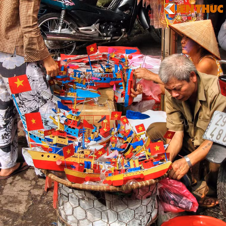 Điều lý thú nhất của tàu thủy sắt là chúng không chỉ để bày mà còn có thể di chuyển trên mặt nước và và phát ra tiếng kêu như động cơ tàu thủy thật.