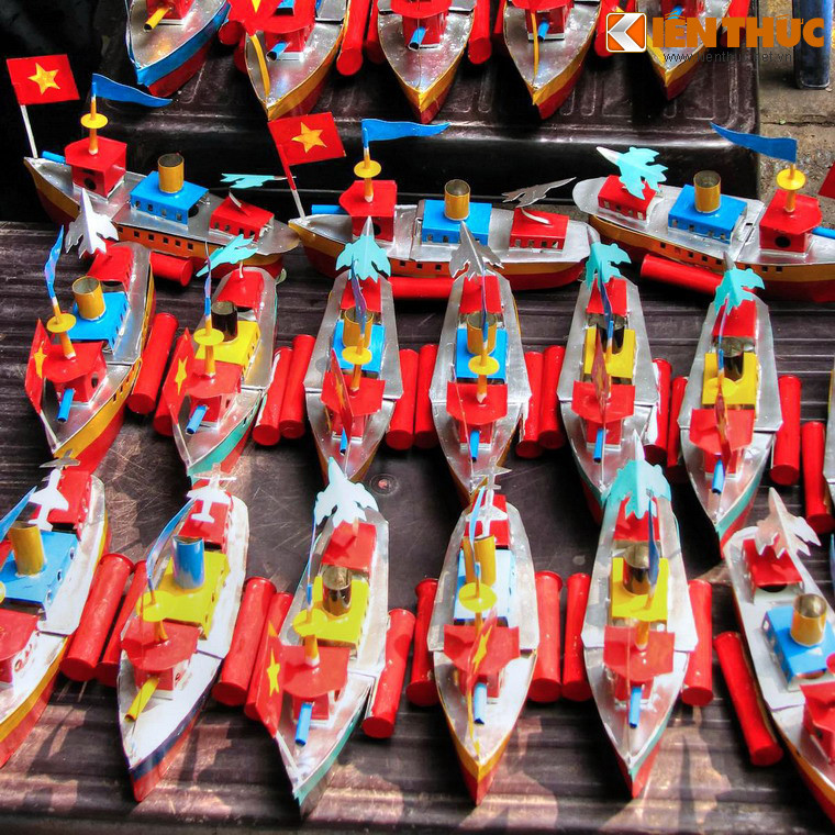 Tàu thủy sắt chạy được vì có "động cơ" nằm trong thân tàu, gồm ba phần: nồi hơi, bình dầu và hai ống dẫn, đều được làm bằng thiếc.