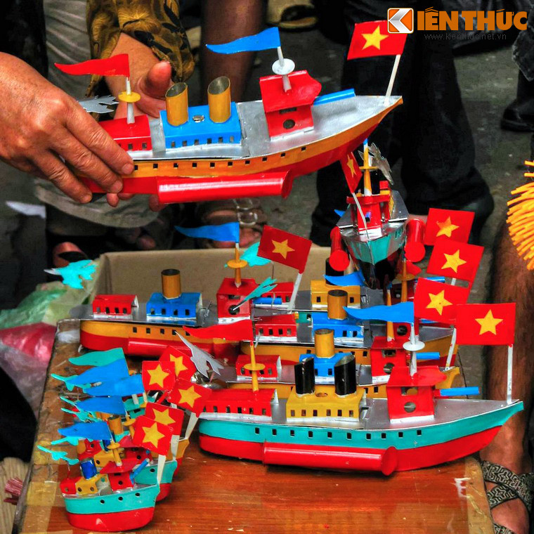 Nguyên lý hoạt động rất đơn giản: Lửa đốt nóng nồi hơi, truyền nhiệt vào ống dẫn nước khiến nước trong ống sôi lên và tạo lực đẩy tàu di chuyển. Tàu chạy khoảng hai, ba phút sẽ cạn dầu và dừng lại.