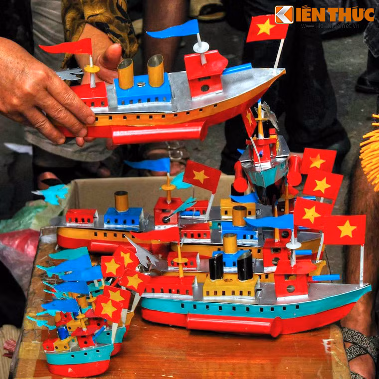 Nguyên lý hoạt động rất đơn giản: Lửa đốt nóng nồi hơi, truyền nhiệt vào ống dẫn nước khiến nước trong ống sôi lên và tạo lực đẩy tàu di chuyển. Tàu chạy khoảng hai, ba phút sẽ cạn dầu và dừng lại.