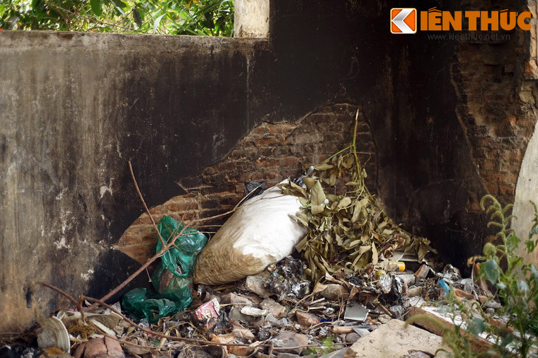 ...Thậm chí là đổ rác thải, xà bần.