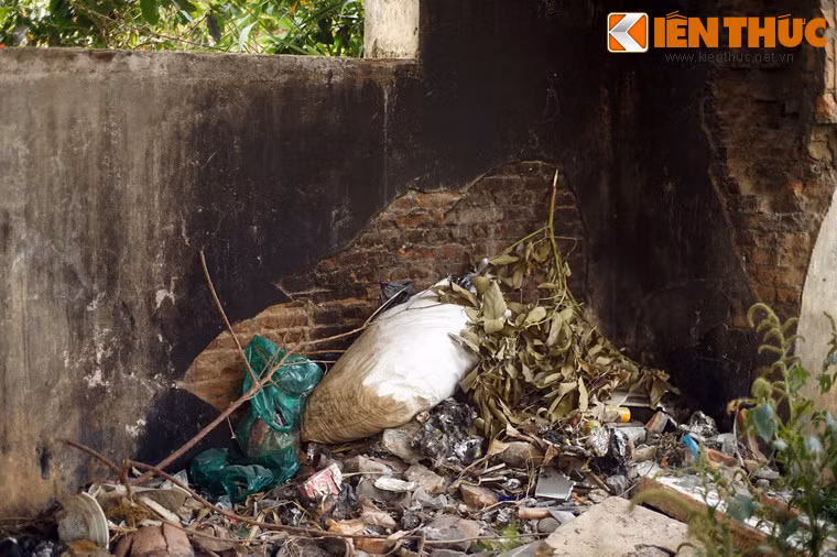 ...Thậm chí là đổ rác thải, xà bần.