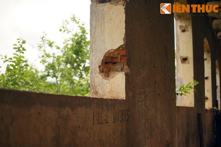 Dấu hiệu xuống cấp xuất hiện trên nhiều bộ phận của công trình.