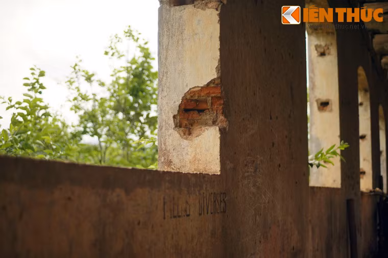 Dấu hiệu xuống cấp xuất hiện trên nhiều bộ phận của công trình.