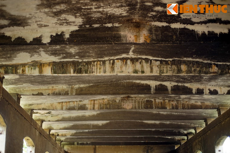 Rêu mốc bám trên các mảng tường khiến không gian thêm phần ảm đạm.