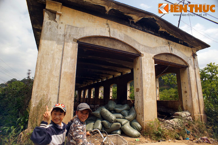 Sau hơn 4 thập niên bị bỏ hoang, nhà ga bề thế một thời chỉ còn là một bộ khung bê tông cốt thép hoang tàn, đổ nát.