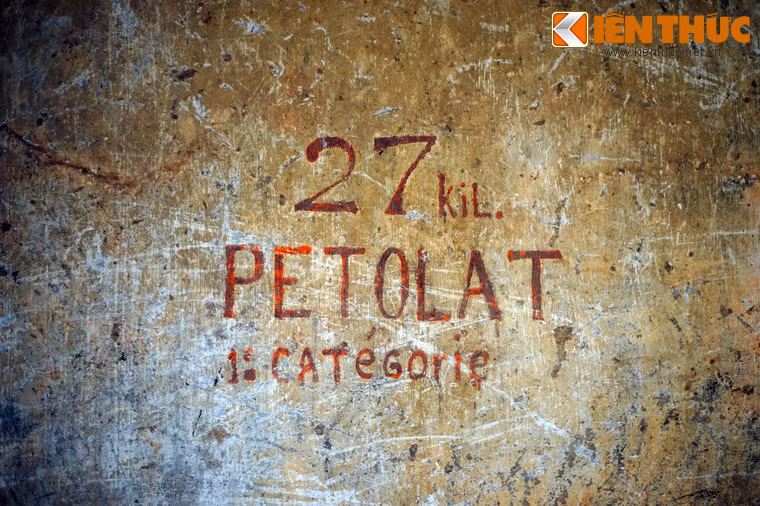 Mang dáng vẻ "ma ám", có lẽ bối cảnh của nhà ga hiện tại rất phù hợp với các bộ phim kinh dị.