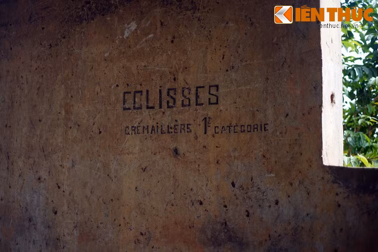 Dấu tích gợi nhớ về thời hoàng kim của nơi đây là những dòng chữ tiếng Pháp vẫn còn rõ nét trên tường.