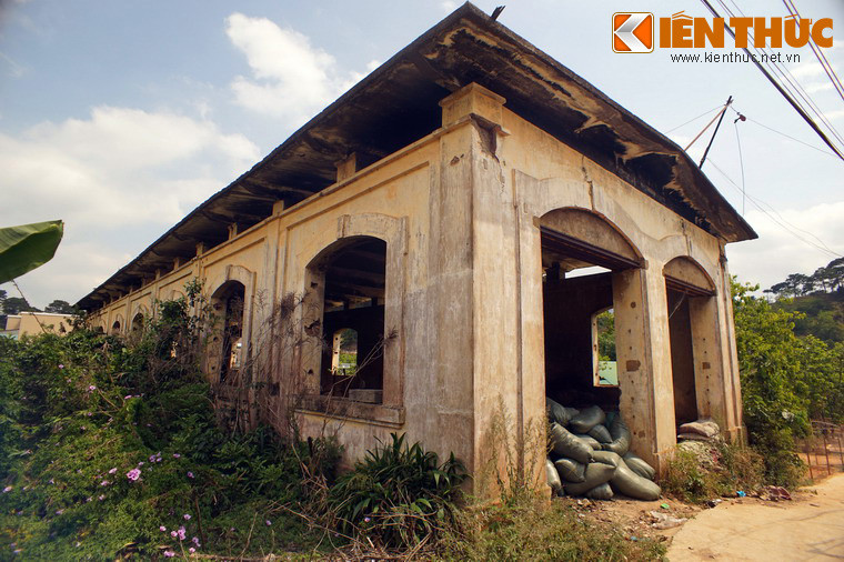 Ga Eo Gió có tên gọi tiếng Pháp là Bellevue. Nằm ở độ cao 991, đây là một trong hai ga chính của tuyến đường hiểm trở nhất trên toàn tuyến: Tuyến Krong Pha - Eo Gió, tuyến đường sắt răng cưa vượt đèo Ngoạn Mục.