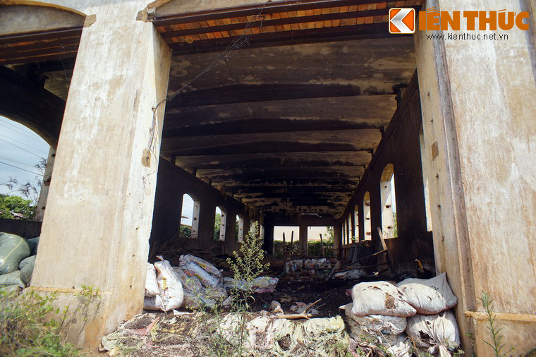 Sau khi dừng hoạt động, ga Eo Gió từng có giai đoạn trở thành nơi cư ngụ của những người tha phương.