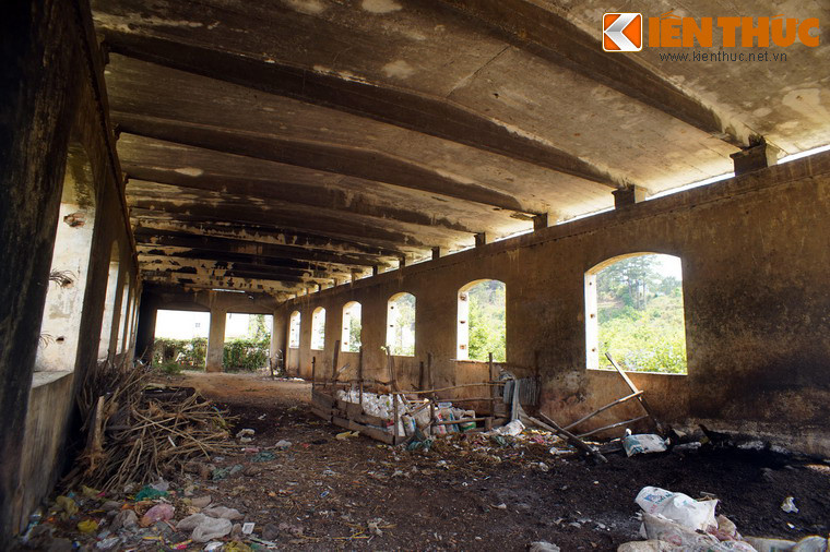 Bên trong nhà ga trống trơn và u ám.