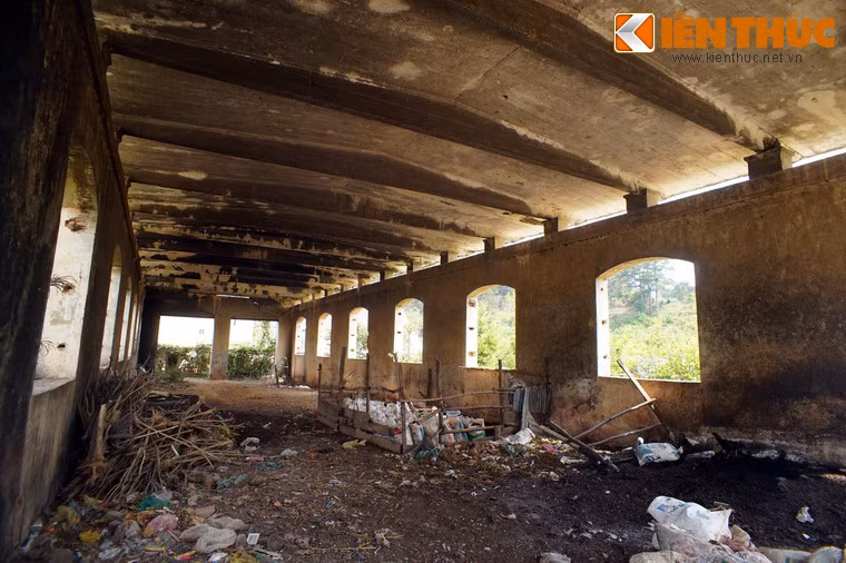 Bên trong nhà ga trống trơn và u ám.