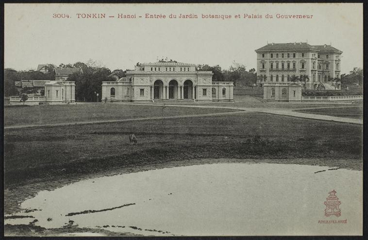 Vườn hoa Pugininer, tiền thân của Quảng trường Ba Đình. Tòa nhà ở giữa là cổng Vườn Bách Thảo, vị trí Lăng Chủ tịch Hồ Chính Minh ngày nay. Bên phải là Dinh Toàn quyền, nay là Phủ Chủ tịch. Ảnh: Rmn.fr.