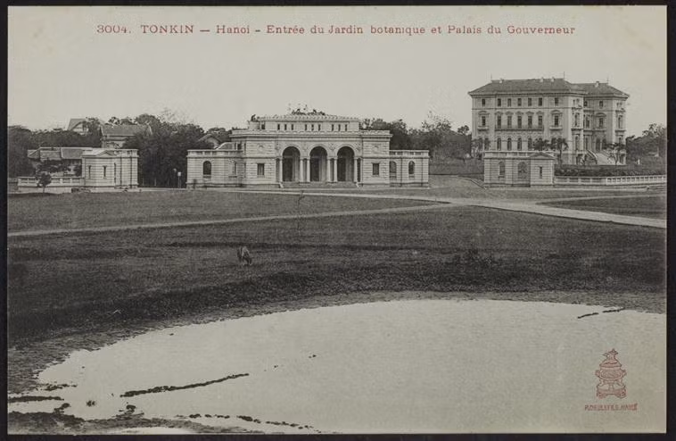 Vườn hoa Pugininer, tiền thân của Quảng trường Ba Đình. Tòa nhà ở giữa là cổng Vườn Bách Thảo, vị trí Lăng Chủ tịch Hồ Chính Minh ngày nay. Bên phải là Dinh Toàn quyền, nay là Phủ Chủ tịch. Ảnh: Rmn.fr.