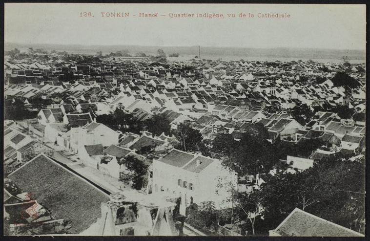 Khung cảnh phố cổ Hà Nội nhìn từ gác chuông nhà thờ Lớn, gần đường chân trời là sông Hồng. Ảnh: Rmn.fr.