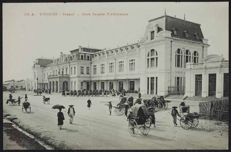 Nhà ga Hà Nội những năm đầu thế kỳ 20. Khánh thành vào năm 1902, đây từng là một công trình quan trọng, tạo điểm nhấn cho quy hoạch Hà Nội xưa. Ngày 22/12/1972, ga bị phá hủy nặng nề trong cuộc không kích của Mỹ và được tái thiết trong những năm sau đó. Ảnh: Rmn.fr.