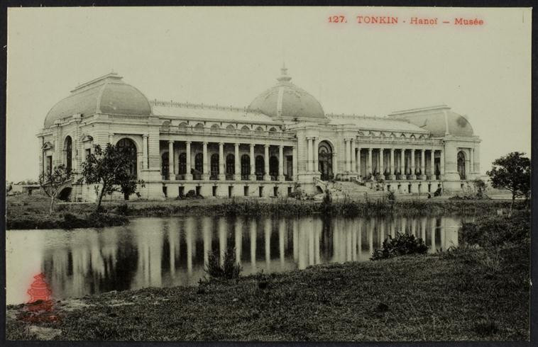 Khu Đấu xảo ở Hà Nội là trung tâm triển lãm lớn nhất Đông Dương thời thuộc địa. Tòa nhà này đã bị san phẳng trong các cuộc ném bom của quân Đồng minh năm 1945. Từ năm 1978 - 1985, Cung Văn hóa Hữu nghị Hà Nội được xây dựng tại vị trí này. Ảnh: Rmn.fr.