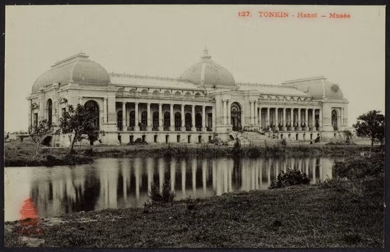 Khu Đấu xảo ở Hà Nội là trung tâm triển lãm lớn nhất Đông Dương thời thuộc địa. Tòa nhà này đã bị san phẳng trong các cuộc ném bom của quân Đồng minh năm 1945. Từ năm 1978 - 1985, Cung Văn hóa Hữu nghị Hà Nội được xây dựng tại vị trí này. Ảnh: Rmn.fr.