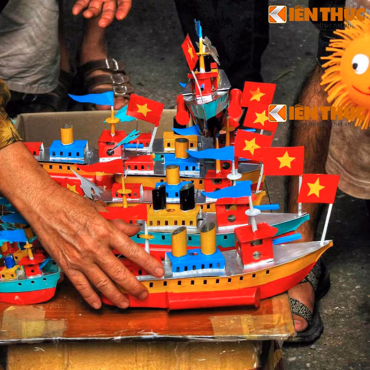 Để tàu chạy, đầu tiên phải đổ đầy nước vào hai đầu ống dẫn ở đáy tàu. Sau đó đốt bình dầu, đặt dưới nồi hơi và đưa tàu xuống nước. Sau khi đốt khoảng 30 giây, tàu bắt đầu chạy.