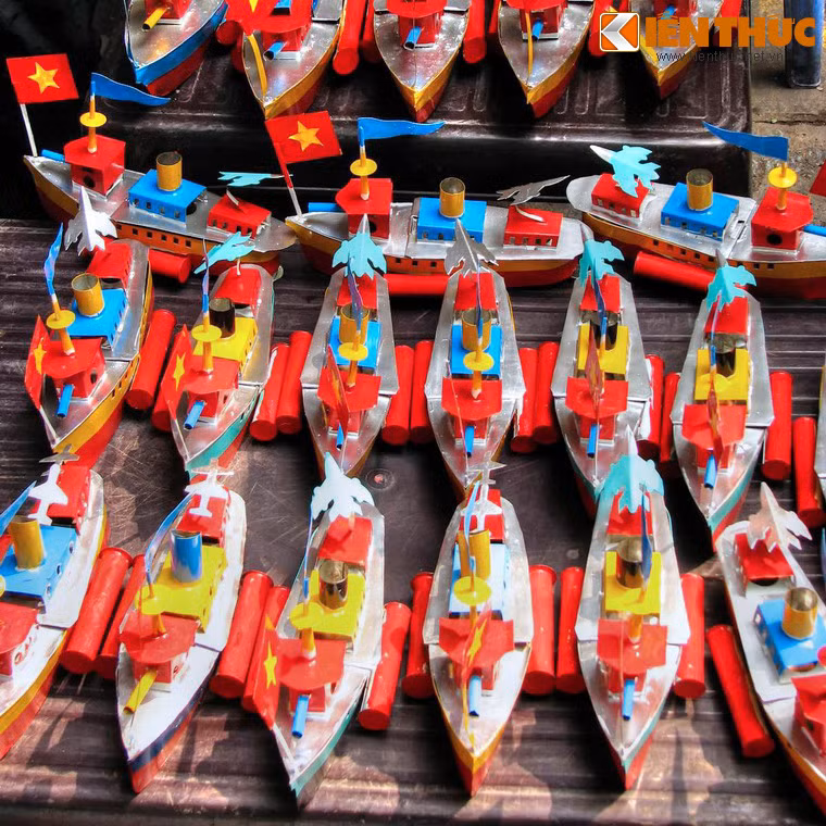 Tàu thủy sắt chạy được vì có "động cơ" nằm trong thân tàu, gồm ba phần: nồi hơi, bình dầu và hai ống dẫn, đều được làm bằng thiếc.