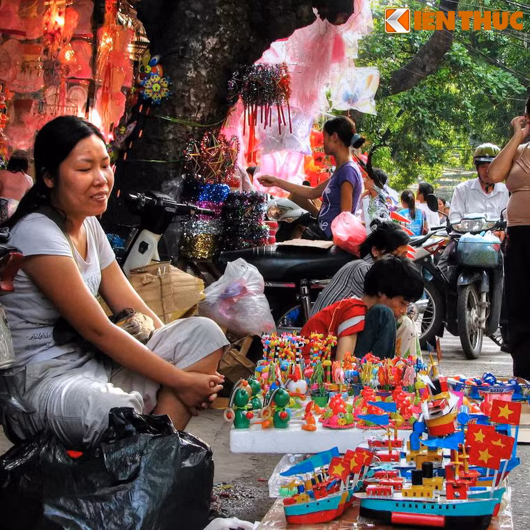 Trong suốt thời bao cấp cho đến đầu những năm 1990, tàu thủy sắt là món đồ chơi Trung thu rất "hot", gắn liền với ký ức về Tết Trung thu của nhiều thế hệ trẻ em Hà Nội.