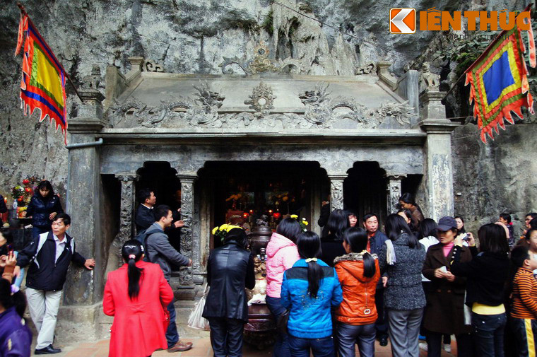 Giữa khung cảnh thiên nhiên tuyệt vời của Tràng An còn có các di tích lịch sử mang dấu ấn các triều đại xưa như thung Láng là hậu cứ của vua Đinh, đền Trần thờ Hưng Đạo Đại Vương, phủ Khống thờ bảy vị quan triều Đinh…