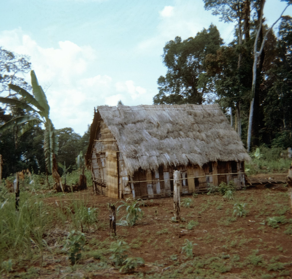 Một ngôi nhà ở vùng nông thôn hẻo lánh ở Campuchia, tháng 5/1970. Ảnh: Richard Udden.