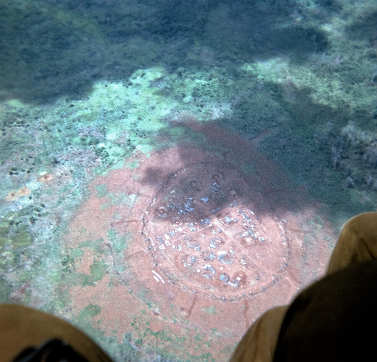 Một căn cứ hỏa lực của Mỹ nhìn từ máy bay trực thăng. Ảnh: Richard Udden.