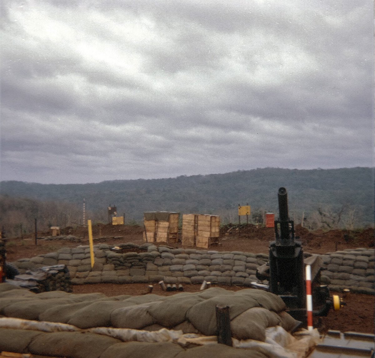 Khẩu pháo 105mm tại căn cứ hỏa lực của Mỹ, tháng 7/1970. Ảnh: Richard Udden.