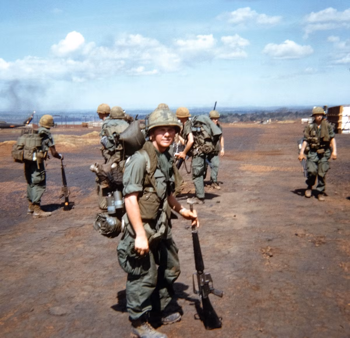 Lính Mỹ trước giờ hành quân, tháng 2/1970. Ảnh: Richard Udden.