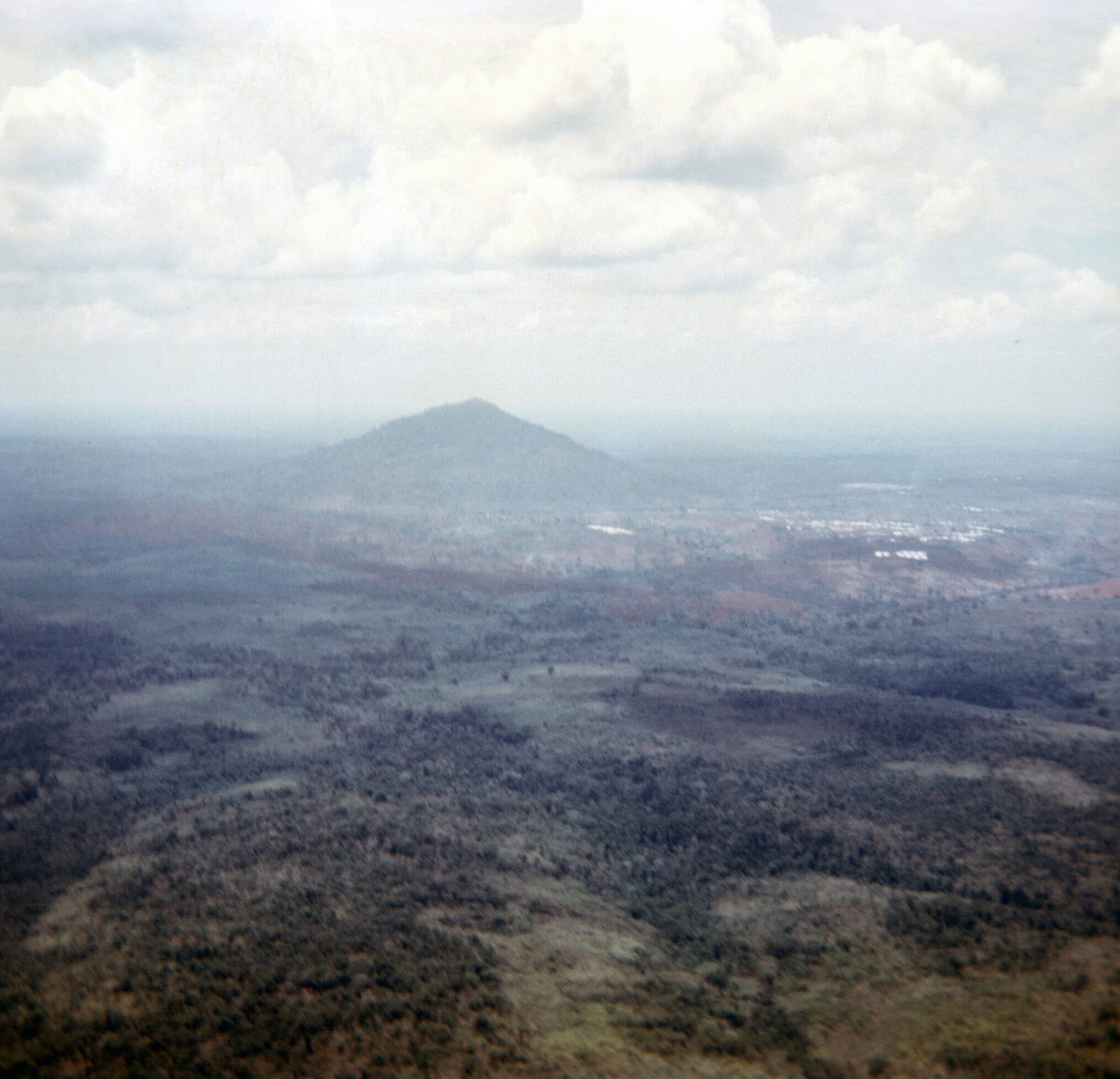 Núi Bà Rá, ngọn núi cao thứ ba của miền Nam nhìn từ máy bay trực thăng Mỹ thời chiến tranh Việt Nam, tháng 2/1970. Ảnh: Richard Udden.