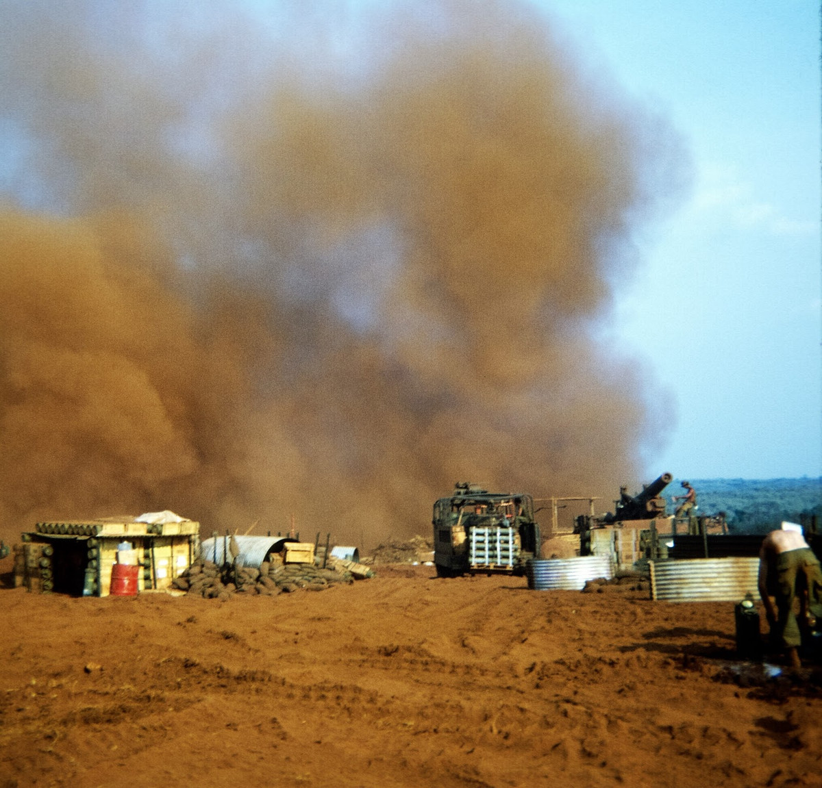 Đám mây bụi xuất hiện khi trực thăng Chinook CH-47 của Mỹ hạ cánh trên nền đất khô, tháng 4/1970. Ảnh: Richard Udden.