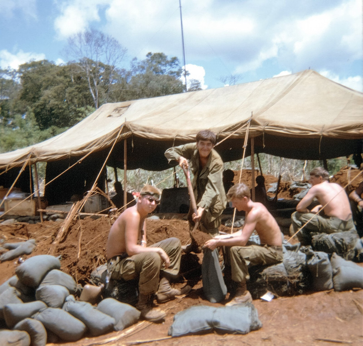 Binh sĩ Mỹ nhồi đất vào các bao tải để làm vật liệu đắp công sự, tháng 7/1970. Ảnh: Richard Udden.